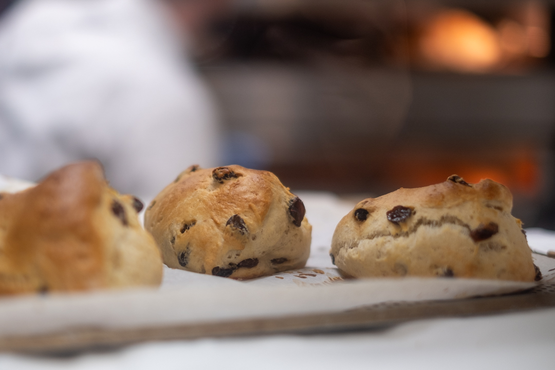 Surdeigsbrød på hylla i bakeriet
