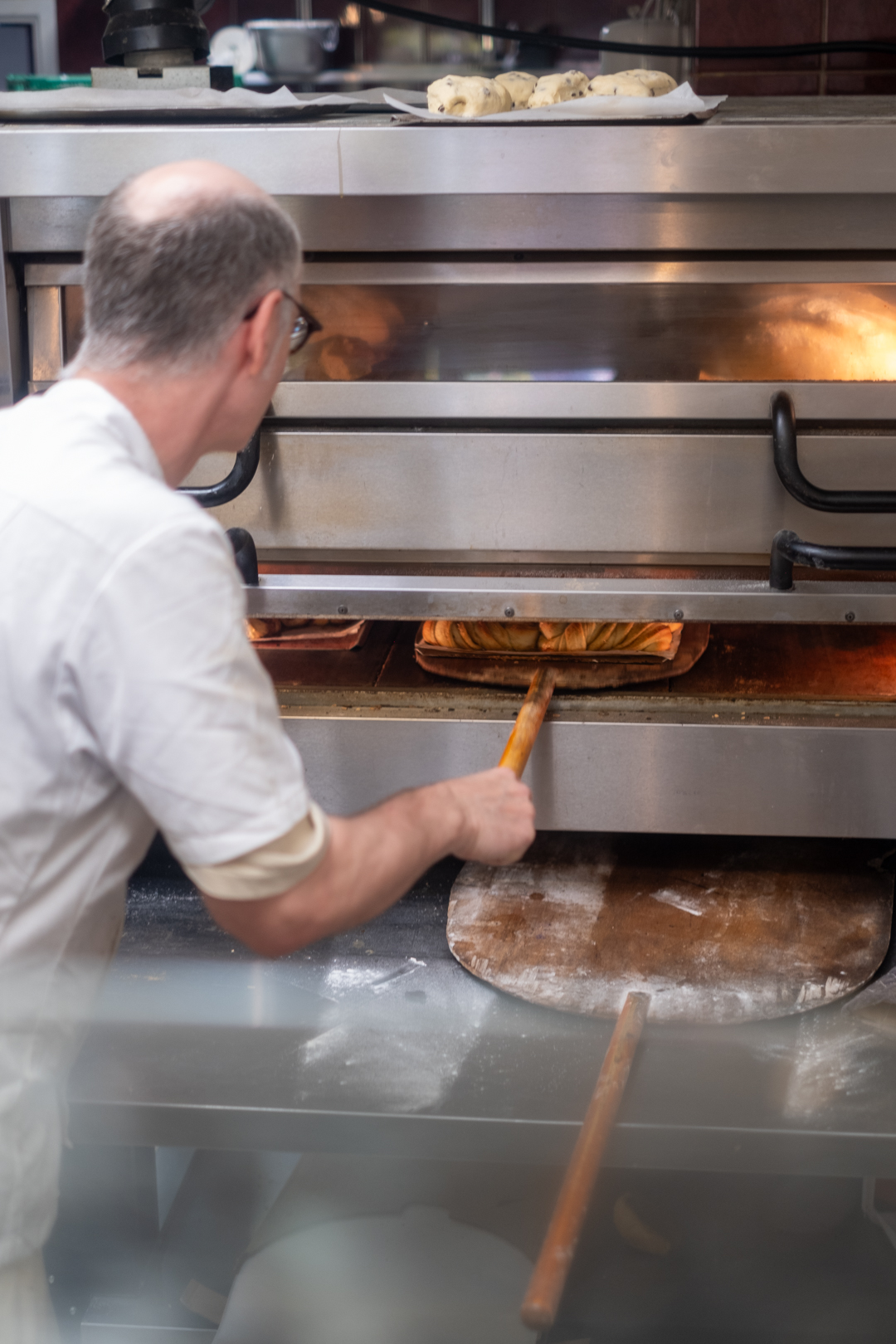 Ferske kanelboller og brød i disken hos La Bakeri de Jean på Torshov