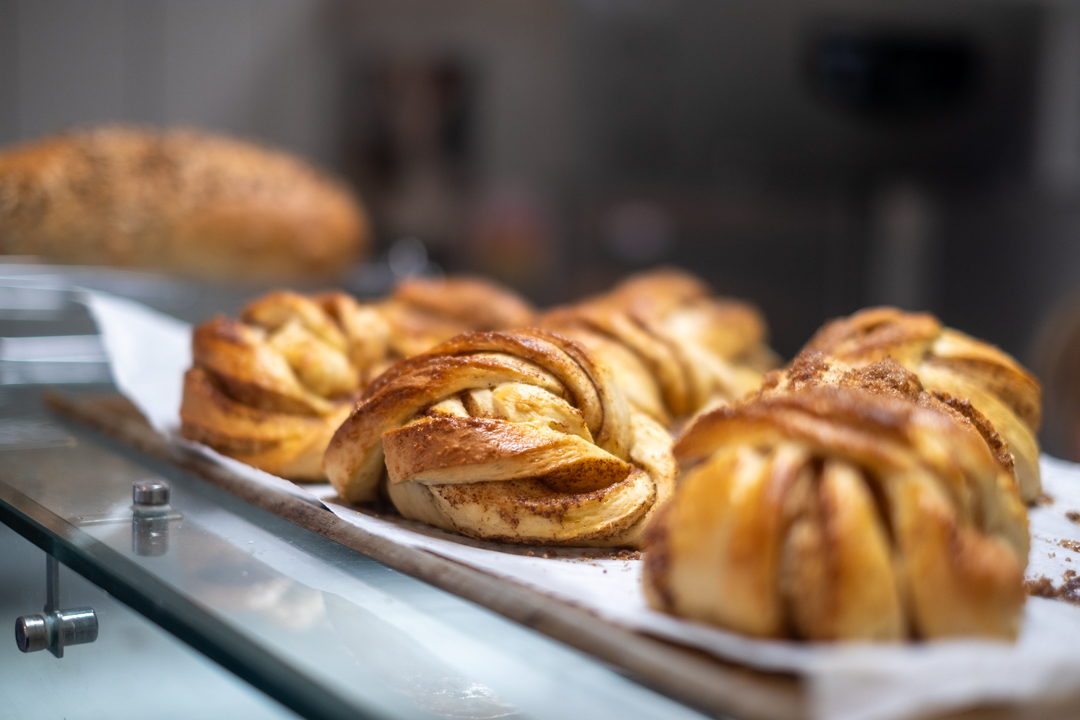 Kanelboller rett ut av ovnen hos La Bakeri de Jean