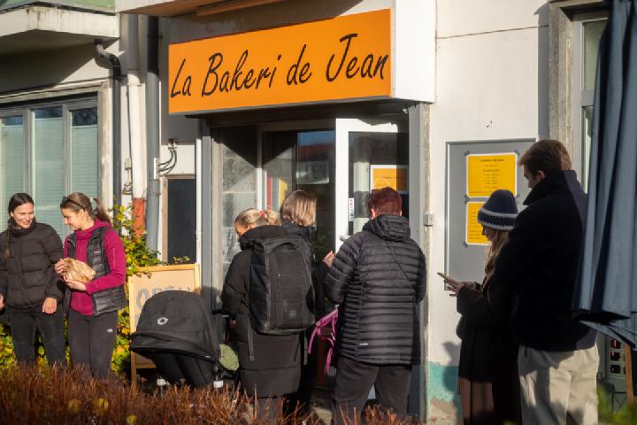Kø utenfor bakeriet en lørdag formiddag